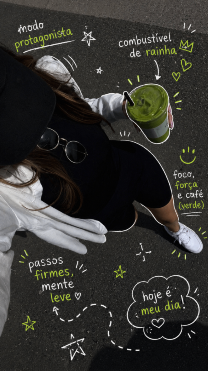Foto aérea de look urbano com bebida verde e anotações ilustradas em volta.