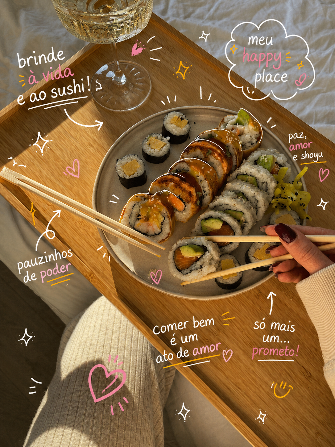 Bandeja de sushi em luz dourada com doodles delicados em estilo clean girl.