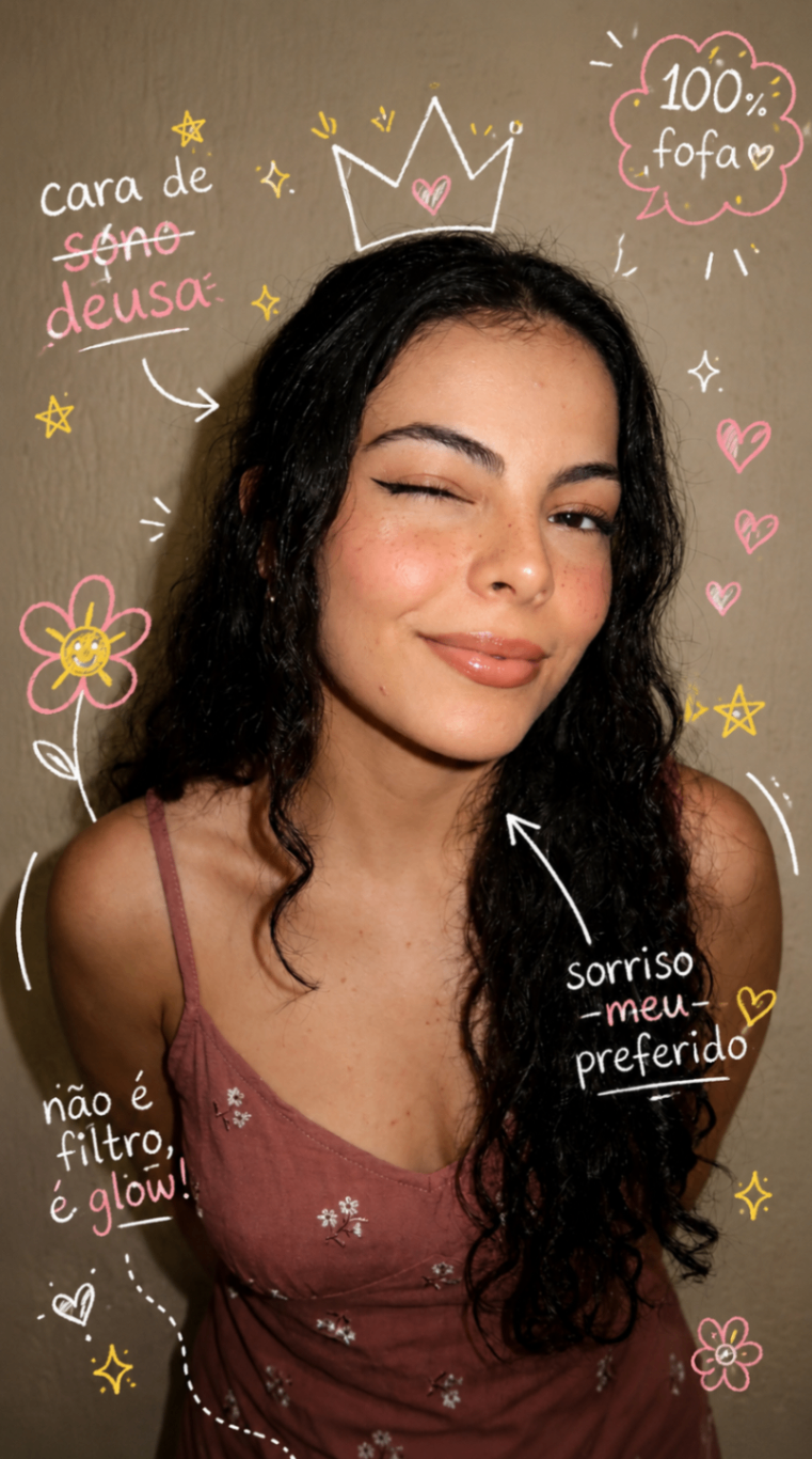Retrato com sorriso suave, maquiagem glow e doodles delicados ao redor.